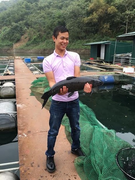 Săn "thủy quái" trên sông Đà sẽ chỉ còn là truyền thuyết? - 3
Con trắm đen nặng 20kg được một chủ bè bắt lên