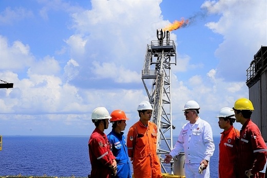 Giàn BK-TNG khai thác hơn 54 triệu m3 khí sau 6 tháng - 2 Phó Tổng giám đốc Vietsovpetro, ông Yakovenko Evgeny Vladimirovich trao đổi cùng các kỹ sư làm việc trên giàn BK-TNG