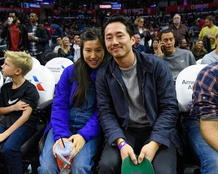Những ông bố “mới tinh” của làng giải trí - 2 Hồi tháng 3 năm nay, Steven Yeun và vợ Joana Pak đã hân hoan chào đón cậu con trai đầu lòng Jude Malcolm Yeun, chỉ ba tháng sau khi cặp đôi tổ chức hôn lễ
