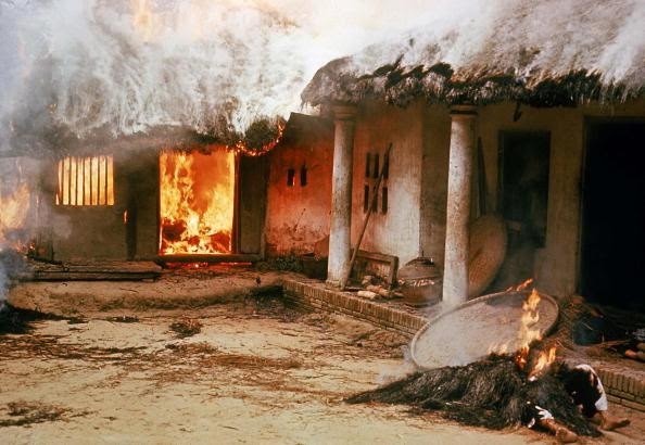 Nhà báo Mỹ: "Chuyện nào ở Mỹ Lai cũng khiến tôi ám ảnh" - 3
Hình ảnh trong cuộc thảm sát Mỹ Lai, tháng 3/1968. Ảnh tư liệu.