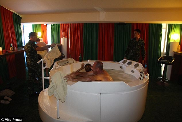 Thái Lan: Du khách bị bắt khi đang "quan hệ" tay ba trong bồn sục - 2 Thái Lan: Du khách bị bắt khi đang "quan hệ" tay ba trong bồn sục - 2