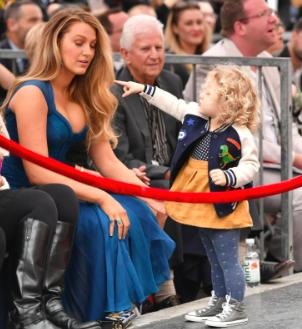 Những khoảnh khắc hài hước khiến “sao” chỉ muốn độn thổ - 2 Bà mẹ xinh đẹp Blake Lively cũng bị cô con gái James doạ cho giật mình