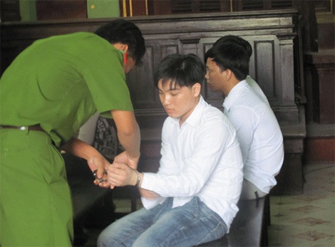 Bi kịch gia đình từ những cuộc tình ngang trái - 3
Không ít cha mẹ đẩy con vào vòng lao lý từ những mối quan hệ bất chính.