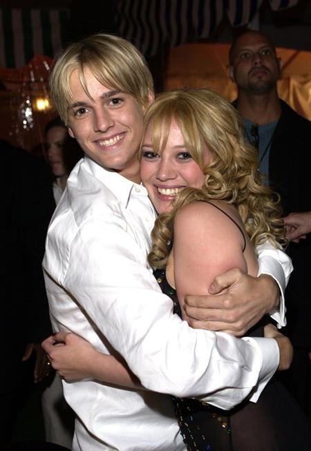 Những mối tình kẹo ngọt từng nảy nở dưới mái nhà Disney - 2 Aaron Carter đã nhanh chóng “rơi vào lưới tình” với Hilary Duff khi tham gia bộ phim sitcom “Lizzie McGuire” nổi tiếng của cô nàng này. Hai ngôi sao nhà Disney đã có hai năm hẹn hò hạnh phúc cho đến khi Aaron chơi trò bắt cá hai tay và qua lại với cả Lindsay Lohan.