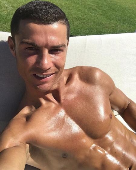 C.Ronaldo gây bão khi thân mật cùng bạn nam khoe dáng cuồn cuộn - 2 Màn khoe thân của CR7 đang gây ra nhiều tranh cãi không đáng có