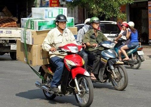 Mánh bán kèm kiếm tiền triệu mỗi ngày của shipper - 3
Nhờ vào mánh vừa giao hàng vừa kết hợp bán thêm linh kiện, phụ kiện mà nhân viên giao hàng của siêu thị có thể kiếm được một khoản tiền khá mỗi ngày (ảnh minh họa)