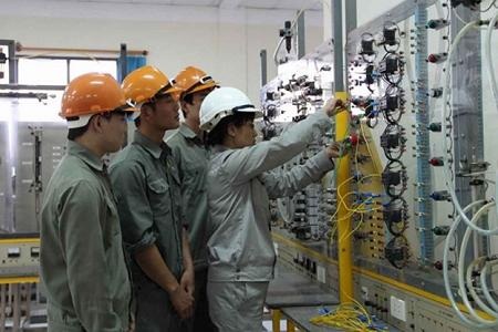 Ngạc nhiên có một trường cao đẳng “kiểu Nhật” hơn 40 năm tuổi ngay tại Hà Nội - 2 Tiết học thực hành điện tử - tự động hoá dưới sự chỉ dẫn của chuyên gia Nguyễn Thị Thanh Thuỷ