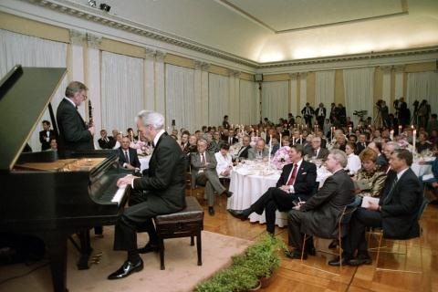 6 chuyện lạ về Tòa Đại sứ Mỹ ở Moscow - 3
Tổng thống My Reagan tiếp vợ chồng Tổng bí thư Mikhail Gorbachev-Raisa Gorbacheva tại ĐSQ Mỹ ở Moscow ngày 31/5/1988.