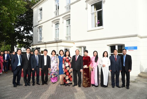 Thủ tướng cắt băng khánh thành trụ sở mới của Đại sứ quán Việt Nam tại Hà Lan - 3
Thủ tướng và phu nhân chụp ảnh lưu niệm cùng đội ngũ cán bộ, nhân viên Đại sứ quán Việt Nam tại Hà Lan