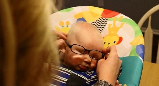 Phản ứng "siêu cute" của bé 3 tháng nhược thị lần đầu được đeo kính - 2 Từ không chịu đeo kính…