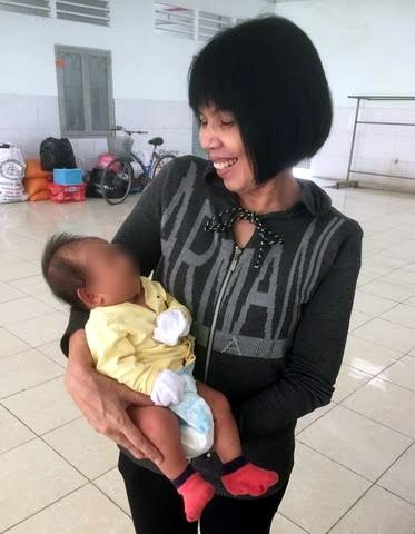 Cô gái trẻ ôm bụng bầu oán hận gã Sở Khanh và cái kết không ngờ - 3
Chị Căn, người phụ trách nhà tạm lánh, bế một em bé. Mẹ bé người Ninh Bình vào tạm lánh sau khi chồng bỏ đi vì bệnh ung thư.