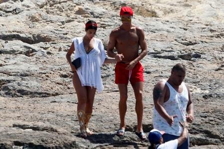 Georgina Rodriguez hạnh phúc khi được C.Ronaldo đặc biệt yêu chiều - 2 CR7 luôn nắm chặt tay bạn gái