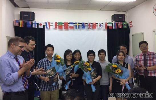 Chủ nhật 16/07: Giới thiệu Học bổng & du học Y Nha Dược cùng nhiều ngành khác bằng tiếng Anh tại châu Âu! - 2
Hai Giáo sư Rudolf Kolozsvári & Vámosi György (bên trái) chúc mừng tân sinh viên trúng tuyển Y Nha Dược tại Đại Học Debrecen, Hungary đợt tháng 03/2017.