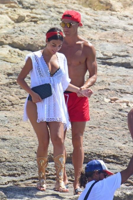 C.Ronaldo gây “bão” khi đích thân khoe ảnh bạn gái bầu bí - 2 CR7 đang hết sức chăm lo cho Georgina Rodriguez