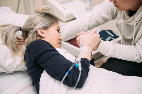 
Người mẹ trẻ đau đớn khi con gõ cửa chào đời
