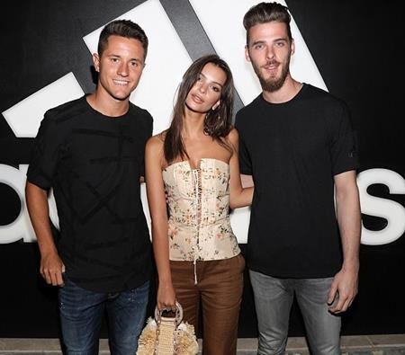 Các ngôi sao của MU thi nhau chụp ảnh cùng Emily Ratajkowski