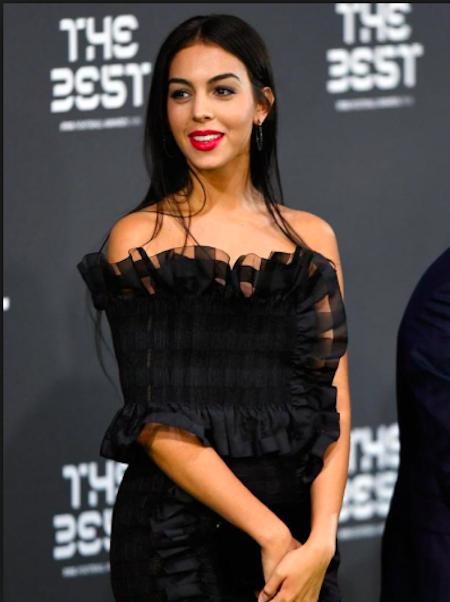 “Noi gương” Messi, C.Ronaldo sắp lấy vợ? - 2 Georgina Rodriguez đang ráo riết săn tìm áo cưới?