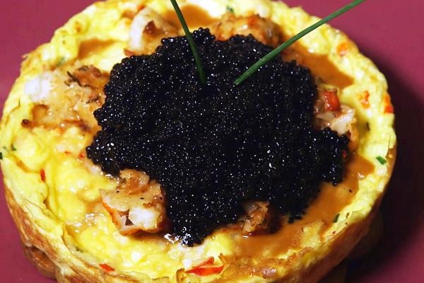 5 món chỉ giới siêu giàu mới dám ăn - 2 Món trứng tráng đắt nhất thế giới với nhiều nguyên liệu cao cấp. (Nguồn: CNBC)