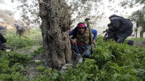 Nga tỉnh táo trước đòn ảo của Mỹ ở Syria - 3
Các tay súng lực lượng phiến quân Quân đội Tự do Syria (FSA) trong một trận chiến ở ngoại ô Damascus hồi đầu năm 2013