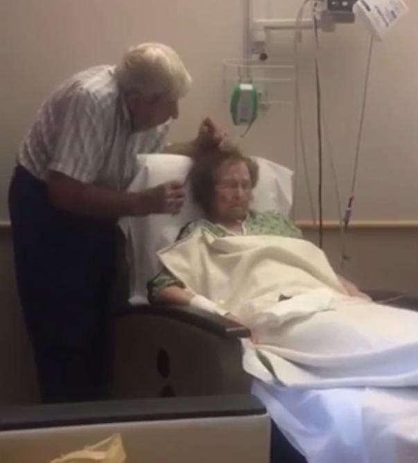 Ông cụ tỉ mỉ chải từng lọn tóc như sợ vợ bị đau