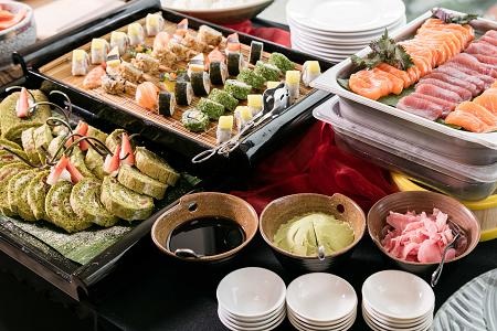 Các món sushi và sashimi tươi ngon của xứ Phù Tang cùng nhiều món truyền thống như súp miso, tempura tôm và rau củ, mỳ soba, cá hồi xốt teriyaki, bánh cuộn trà xanh.