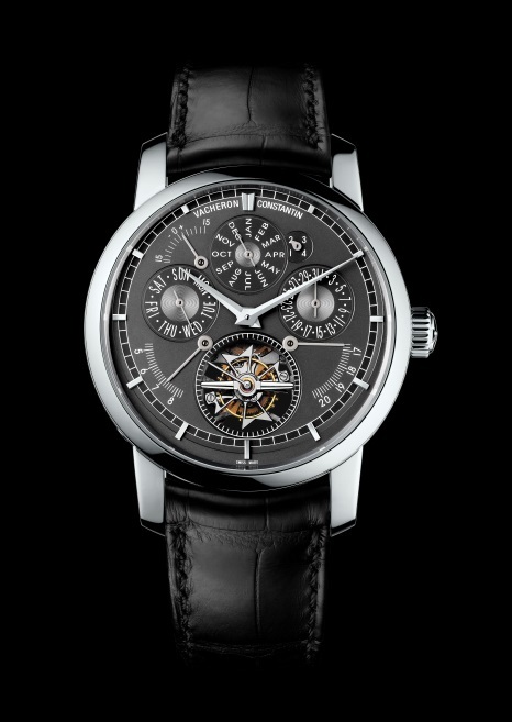 Chiêm ngưỡng vũ trụ thu nhỏ qua siêu phẩm Vacheron Constantin 12 tỉ đồng - 2 Phương trình thời gian trên Traditionelle Calibre 2253 được thể hiện qua một kim nhỏ đặt tại giờ thứ 10 và 11 trên mặt số, biểu thị sự lệch nhau khoảng cộng trừ 16 phút giữa giờ được quy định bởi chuyển động theo quỹ đạo hình e-lip của Trái Đất quanh Mặt trời, và giờ “nhân tạo” được thể hiện trên mặt đồng hồ.