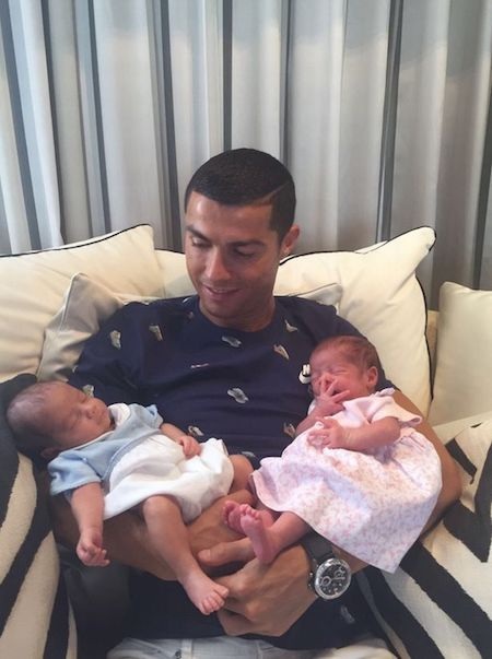 C.Ronaldo "gây bão" với niềm ao ước có tới… 7 đứa con - 2 Chàng cầu thủ siêu sao vừa nhờ người đẻ thuê