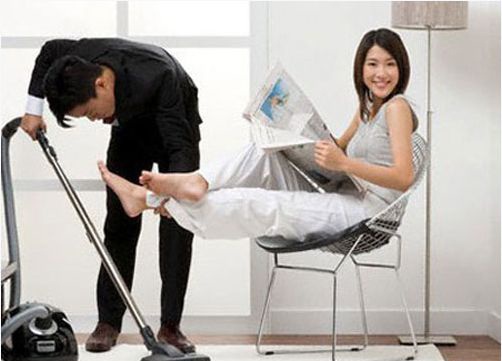 Rực ruột vì em trai sống cảnh “chó chui gầm chạn” - 1
Em trai tôi đang ở nhà làm nội trợ, không kiếm được tiền nên bị vợ coi thường (Ảnh minh họa IT)