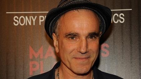 Những ngôi sao vẫn “sống khỏe” dù thiếu vắng ánh đèn sân khấu - 2 Daniel Day-Lewis là một ngôi sao luôn sống trọn vẹn, hết mình với các nhân vật. Hồi đóng bộ phim “The last of the Mohicans”, Day-Lewis đã dành một tháng sống như thổ dân trong rừng rậm ở Bắc Carolina. Nam tài tử này cũng từng học đấm bốc suốt một năm trời để phục vụ cho việc đóng phim. Và dù học hỏi chỉ để diễn xuất nhưng Day-Lewis vẫn cho thấy tài năng hiếm có và chắc chắn là nam tài tử sẽ “sống khỏe” nếu có ngày phải xa rời bộ môn nghệ thuật thứ bảy.