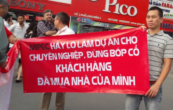 Bán nhà đất lên chung cư: Mẹ con ly tán, cả tuần ăn bánh mỳ - 2
Cư dân sống khổ phải căng băng rôn đòi quyền lợi