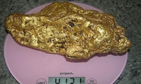 Thợ máy xúc múc được cục vàng 10kg nguyên khối - 3 Thỏi vàng tự nhiên nặng 4kg tại Úc.