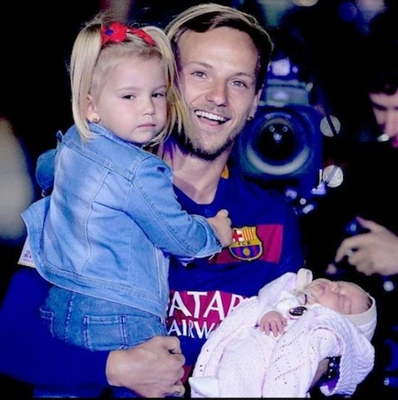 Ivan Rakitic bất ngờ hoá cướp biển - 2 Rakitic có tới hai cô con gái hết sức đáng yêu