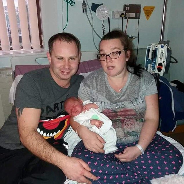 Bà mẹ mang thai đến 9 tháng mà không hề hay biết - 2 Katie đi tiểu nhiều và đau hông phải nên nghi ngờ rằng mình bị nhiễm trùng thận