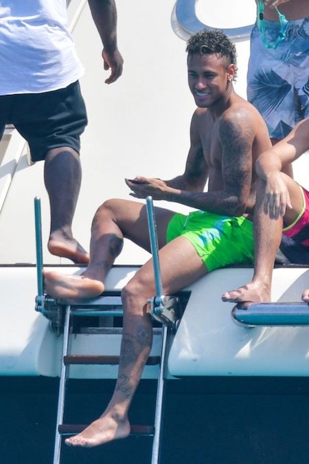 Neymar quẩy tưng bừng sau khi trở thành “ông hoàng” của PSG - 2 Neymar tỏ ra vô cùng sảng khoái khi được đi nghỉ mát