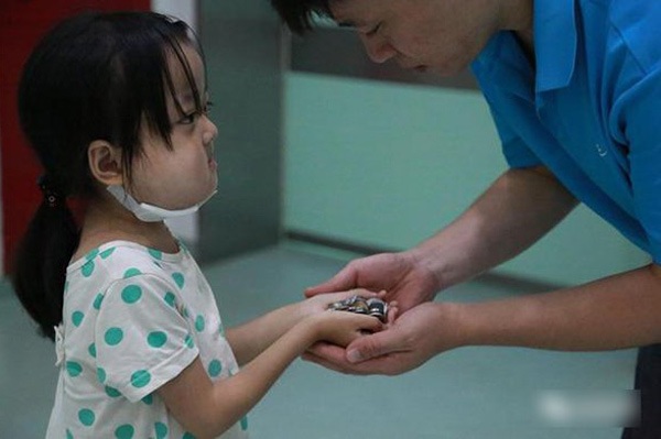 
Wang Yue đưa số tiền mình tiết kiệm được cho bố.
