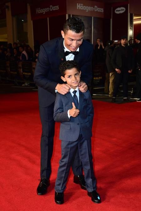 Trước thềm Siêu kinh điển, C.Ronaldo vẫn ung dung khoe ảnh con - 2 CR7 vô cùng tự hào khi được làm bố