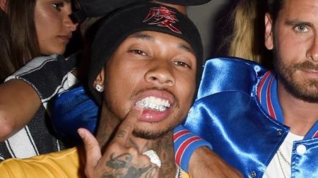 Loạt sao lớn “rỗng túi” vẫn nổ tưng bừng - 2 Chuyện Tyga nợ nần chồng chất đã không còn là một bất ngờ lớn đối với fan hâm mộ. Tuy nhiên, điều lạ lùng là chàng rapper gốc Việt vẫn rất chăm chỉ mua sắm siêu xe, từ Ferrari, Bentley cho tới Maybach. Tyga cũng rất mạnh tay mua quà tặng bạn gái bất chấp chuyện bị kiện đòi trả tiền thuê nhà và không chịu trả trợ cấp nuôi con cho người cũ Blac Chyna.