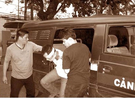 Dẫn đối tượng trong vụ Bình “kiểm” về Công an điều tra.