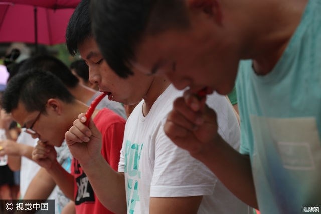 Cay xé lưỡi với cuộc thi ăn ớt kỳ quặc ở Trung Quốc - 3
Người ta ví von một cách hài hước rằng đây là điều tuyệt vời nhất để chào đón mùa Hè.