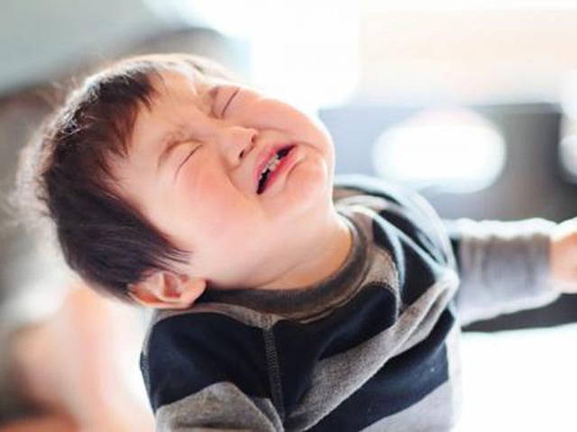 Vì sao nhiều trẻ hay ăn vạ, tự đánh đập bản thân? - 1 Vì sao nhiều trẻ hay ăn vạ, tự đánh đập bản thân? - 1