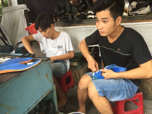 Món quà của người thợ sửa giày bên đường khiến cụ ông rơi nước mắt - 3
Những người thợ trẻ làm cho Tuấn. Các em đều được Tuấn đào tạo nên người.