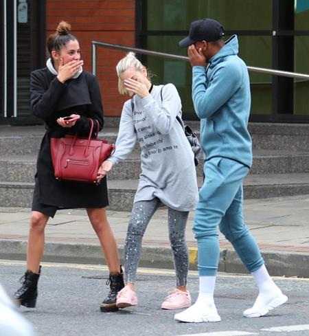 Martial khá chải chuốt và bảnh bao khi đi cùng bạn gái