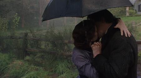 Những nụ hôn ướt át kinh điển trên màn ảnh Hollywood - 2 Winona Ryder và Gabriel Byrne đã có một màn khóa môi khiến nhiều người phải thổn thức trong bộ phim “Little women” (1994)