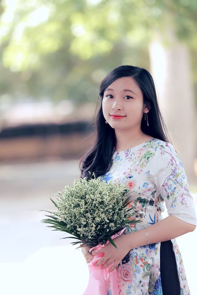 Niềm hạnh phúc lớn của nữ thủ khoa đầu ra trường ĐH Sư phạm Hà Nội - 2 Nữ thủ khoa Phan Thị Thu Hiền sở hữu vẻ đẹp trong veo, dịu dàng.