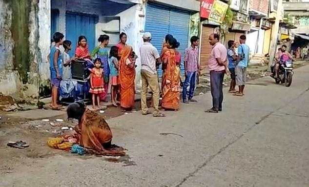 Người cô gái trẻ dính đầy máu và lấm lem đất cát