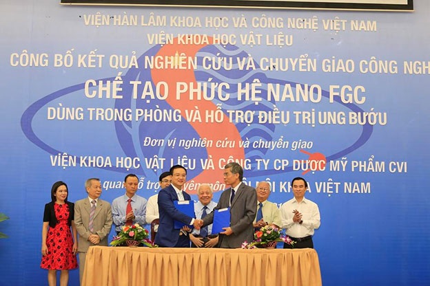 Quyết tâm của nữ tiến sĩ nano khi thấy ung thư quá nhiều - 2 TS Hà Phương Thư (ngoài cùng bên trái) chứng kiến lễ ký kết chuyển giao Phức hệ Nano FGC