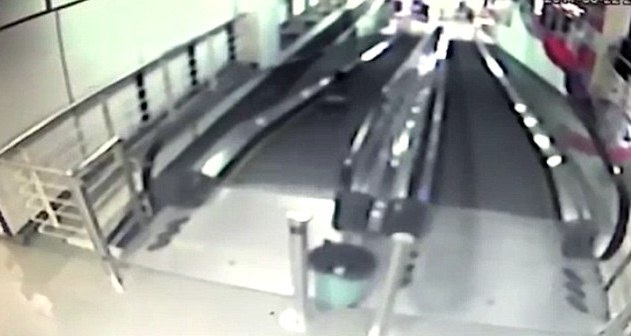 Cậu bé lao xe xuống với tốc độ cao