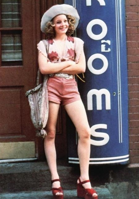 Chỉ mới 13 tuổi khi vào vai một gái mại dâm nhí trong phim “Taxy driver”, Jodie Foster thậm chí đã phải để cho chị gái mình đóng thế trong một vài cảnh quay nhạy cảm. Tuy vậy, màn thể hiện quá đỗi xuất sắc của Jodie Foster đã biến cô bé này trở thành sao mai số 1 tại Hollywood vào thời điểm đó và sau này, Jodie Foster cũng trở thành một tượng đài thực sự của Hollywood.