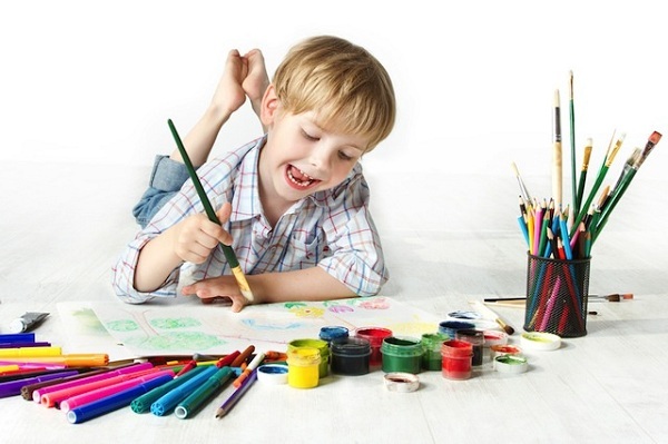 Cha mẹ dù hiểu biết đến mấy cũng dễ làm hại con bằng 10 câu nói này - 1
Khen ngợi bức tranh của trẻ vô tình làm mất đi khả năng sáng tạo trong những tác phẩm sau