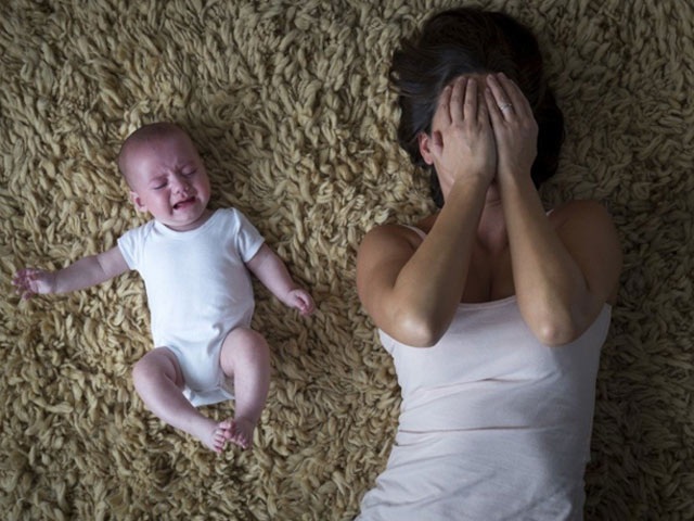 Vì sao phụ nữ sau sinh thường mắc chứng "não cá vàng"? - 1
Rất nhiều chị em nhớ nhớ quên quên sau khi sinh. (Hình minh họa)